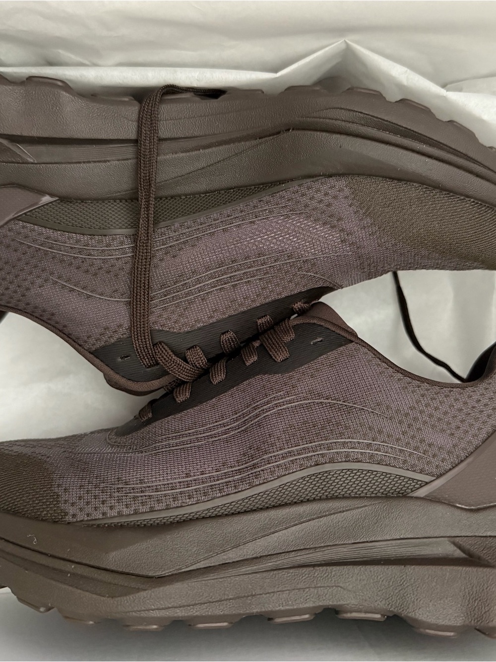 ALO Yoga Women's espresso running Sneakers